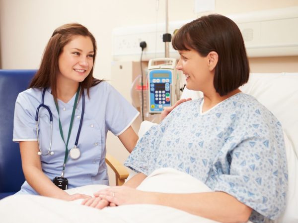 Acompañante atendiendo a un paciente en un hospital con calidez