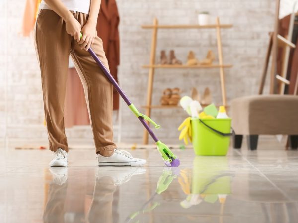 Profesional realizando tareas de limpieza del hogar