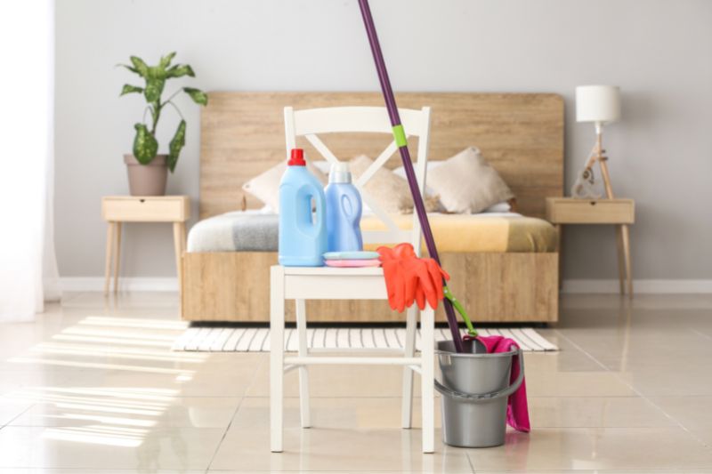 Profesional realizando tareas de limpieza del hogar